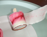 Foto del paso 3 de la receta: Piruletas heladas de frambuesa