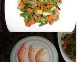 Foto del paso 2 de la receta: Salteado de verduras y langostinos en vasitos