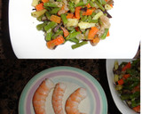 Foto del paso 2 de la receta: Salteado de verduras y langostinos en vasitos