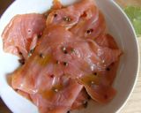Foto del paso 1 de la receta: Salmón ahumado con aguacate y huevos de codorniz