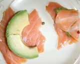 Foto del paso 4 de la receta: Salmón ahumado con aguacate y huevos de codorniz