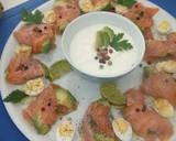 Foto del paso 7 de la receta Salmón ahumado con aguacate y huevos de codorniz
