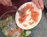 Foto del paso 1 de la receta: Ensalada de gulas y salmón