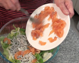 Foto del paso 1 de la receta: Ensalada de gulas y salmón