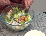 Foto del paso 3 de la receta: Ensalada de gulas y salmón