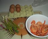 Foto del paso 1 de la receta: Tortilla de ajos tiernos y langostinos