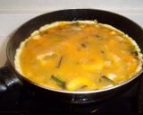 Foto del paso 10 de la receta: Tortilla de ajos tiernos y langostinos