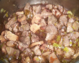 Foto del paso 3 de la receta: Cerdo con champiñones al vino tinto