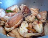 Foto del paso 2 de la receta: Pollo con patatas fritas y pimientos rojos