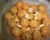 Foto del paso 3 de la receta: Aceitunas rellenas en salsa de pimiento rojo asado con piñones
