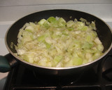 Foto del paso 4 de la receta: Salmón fresco en salsa con cebollas francesas y puerro