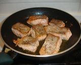 Foto del paso 7 de la receta: Salmón fresco en salsa con cebollas francesas y puerro