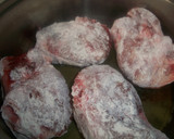 Foto del paso 1 de la receta: Carrilleras en salsa de vino a las hierbas