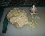 Foto del paso 2 de la receta: Pizza al ajo con tomates frescos