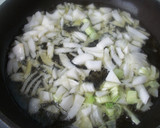 Foto del paso 2 de la receta: Tortilla de lechuga con cebolleta tierna