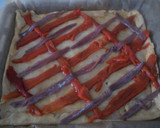 Foto del paso 2 de la receta: Coca picante, con pimientos asados y anchoas