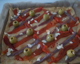 Foto del paso 3 de la receta: Coca picante, con pimientos asados y anchoas