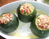 Foto del paso 3 de la receta: Calabacines rellenos de carne y salchichas