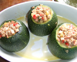 Foto del paso 3 de la receta: Calabacines rellenos de carne y salchichas