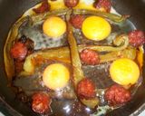 Foto del paso 2 de la receta: Huevada con chorizo picante y pimiento verde