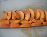 Foto del paso 1 de la receta: Bizcocho de melocotones caramelizados al revés