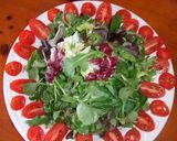 Foto del paso 3 de la receta: Ensalada variada con tomates perita cóctel y semillas de sésamo blanco