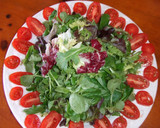 Foto del paso 3 de la receta: Ensalada variada con tomates perita cóctel y semillas de sésamo blanco