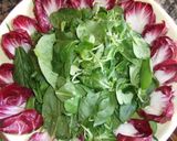 Foto del paso 2 de la receta: Ensalada de espinacas, canónigos y queso, con avellanas
