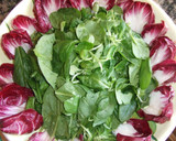 Foto del paso 2 de la receta: Ensalada de espinacas, canónigos y queso, con avellanas