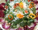 Foto del paso 3 de la receta: Ensalada de espinacas, canónigos y queso, con avellanas
