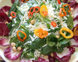Foto del paso 3 de la receta: Ensalada de espinacas, canónigos y queso, con avellanas