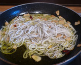 Foto del paso 2 de la receta: Revuelto de gulas y huevos