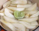 Foto del paso 3 de la receta: Peras frescas en almíbar de lima