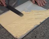 Foto del paso 7 de la receta: Brazo de gitano relleno de nata y recubierto de chocolate