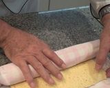 Foto del paso 10 de la receta: Brazo de gitano relleno de nata y recubierto de chocolate