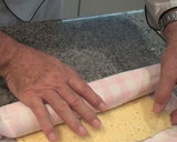 Foto del paso 10 de la receta: Brazo de gitano relleno de nata y recubierto de chocolate