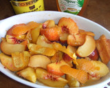 Foto del paso 2 de la receta: Fruta con sirope de coñac y helado de vainilla