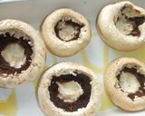 Foto del paso 1 de la receta: Champiñones rellenos y salchichas al horno