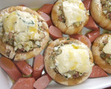 Foto del paso 5 de la receta: Champiñones rellenos y salchichas al horno
