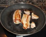 Foto del paso 7 de la receta: Rollito de solomillo de cerdo con salsa de champiñones
