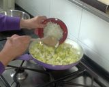 Foto del paso 1 de la receta: Pudin de puerros, setas y gambas