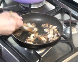 Foto del paso 2 de la receta: Pudin de puerros, setas y gambas