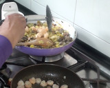 Foto del paso 3 de la receta: Pudin de puerros, setas y gambas