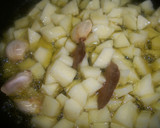 Foto del paso 2 de la receta: Patatas fritas con ajos al laurel