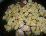 Foto del paso 3 de la receta: Patatas fritas con ajos al laurel