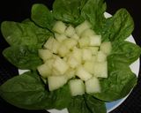 Foto del paso 4 de la receta: Ensalada de espinacas y melón con virutas de jamón ibérico