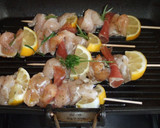 Foto del paso 4 de la receta: Brochetas de pollo y jamón gratinadas con queso