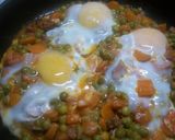 Foto del paso 4 de la receta: Guisantes con ibéricos y huevos escalfados