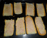 Foto del paso 2 de la receta: Bruschetta con tomate, ajo y atún
