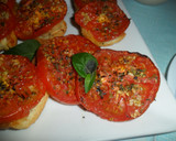 Foto del paso 5 de la receta: Bruschetta con tomate, ajo y atún